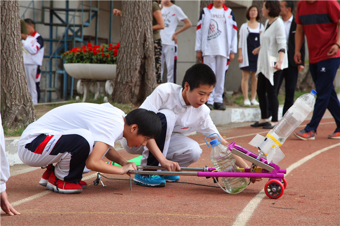 4学生自制水火箭准备发射..jpg