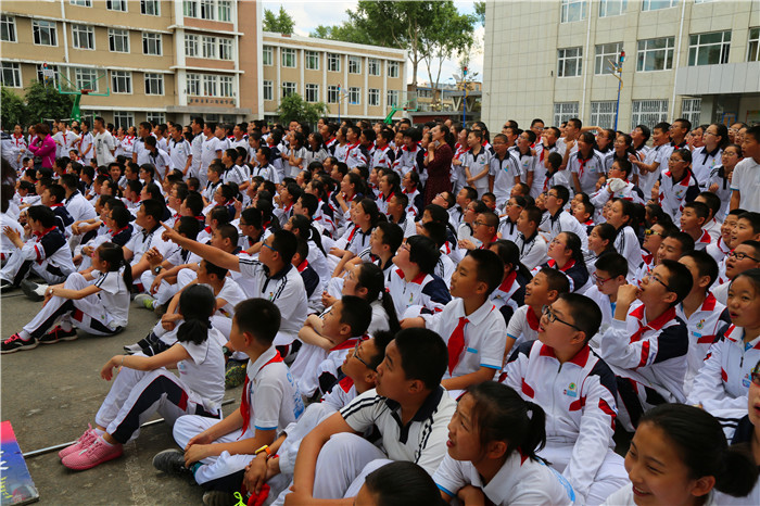 5 学生们席地而坐，感受科技创造的魅力.jpg