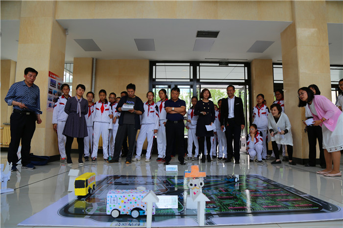 6学生制作无人清扫车，通过感应障碍物将其推走，创意无穷！.jpg