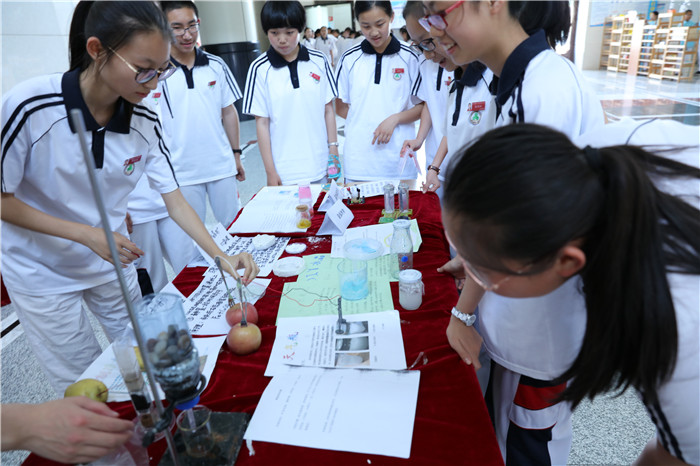 4.学生参观化学社团创意作品.jpg