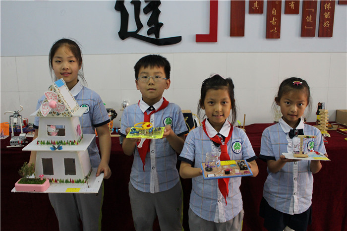 6. 学生们开心地展示自己的作品.jpg