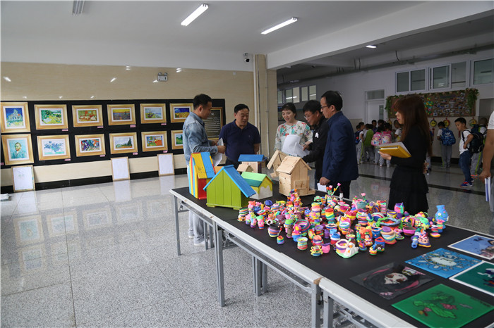 1 校领导参观点评学生创意作品.jpg