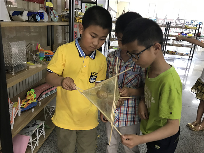 2 学生参观高空抛蛋作品.jpg