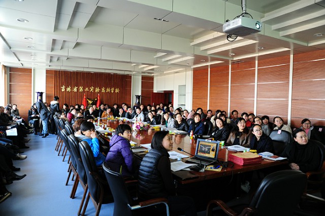 格式工厂1高新中学部在会议室召开期中德育例会.jpg