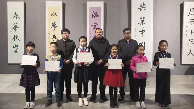 2 市书协副主席李鹏、市书画院院长赵经武为获一等奖同学颁奖.jpg