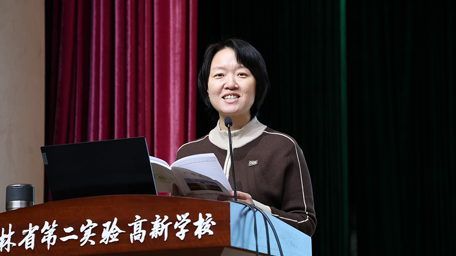 照片1：学校心理健康中心副主任刘艳滨老师主持“向日葵之约”八年级女生青春课程.jpg