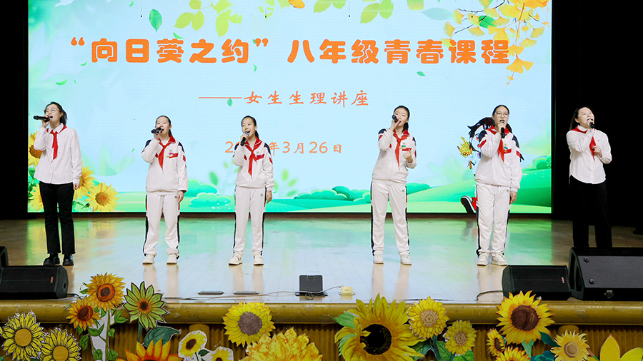 照片3：师生同台演唱部门精心挑选的青春歌曲《听你说》.jpg