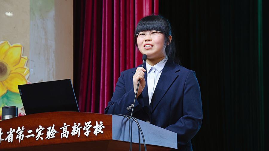 照片4：张铄老师主讲《认识成长中的我》.jpg