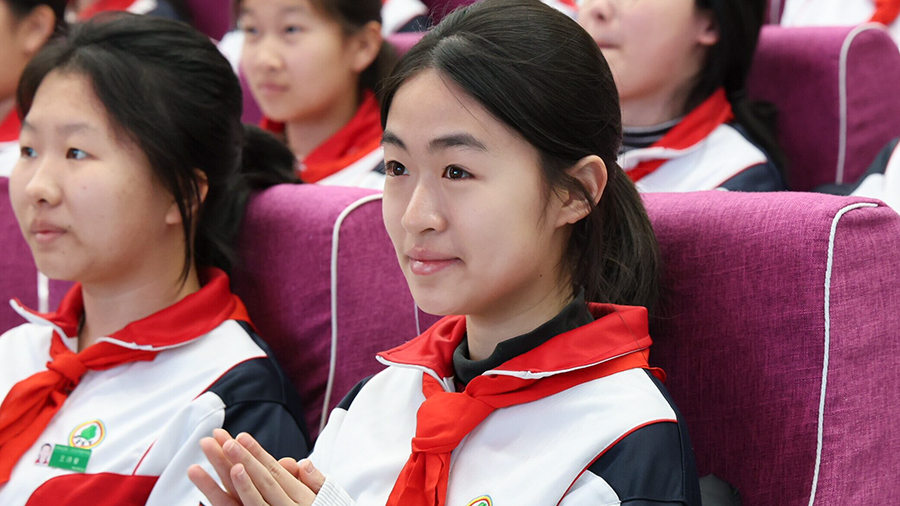 照片5：女孩们正在聆听父亲“说给女儿的话”.jpg