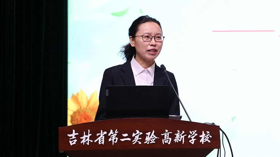 照片10：丁红光老师主讲《读懂成长的心灵密码》.jpg