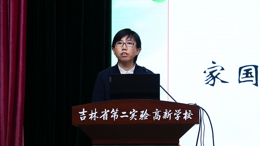 照片11：王欣老师做《讲给女孩们的话》青春成长指导.jpg