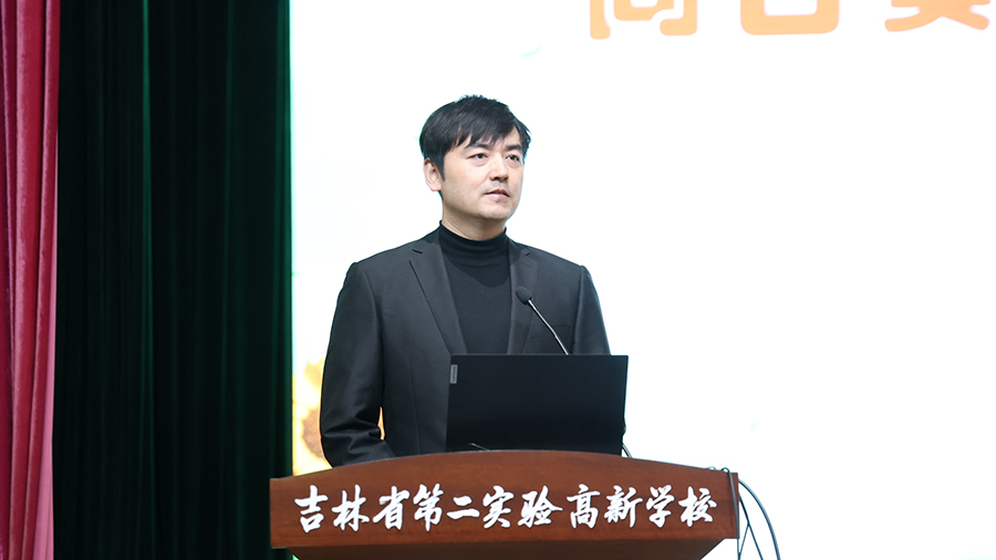 照片1：八（2）年级组长张健老师主持“向日葵之约”八年级男生青春课程.jpg