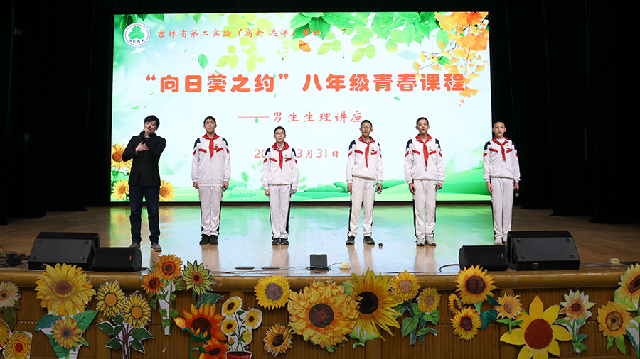 照片3：师生同台演唱青春歌曲《追风少年》.jpg