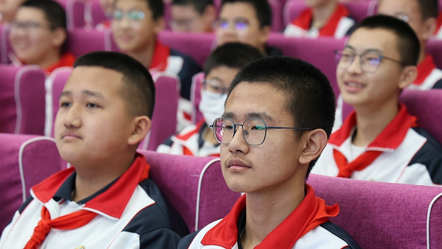 照片5：男生们正在聆听父母“说给儿子的话”.jpg